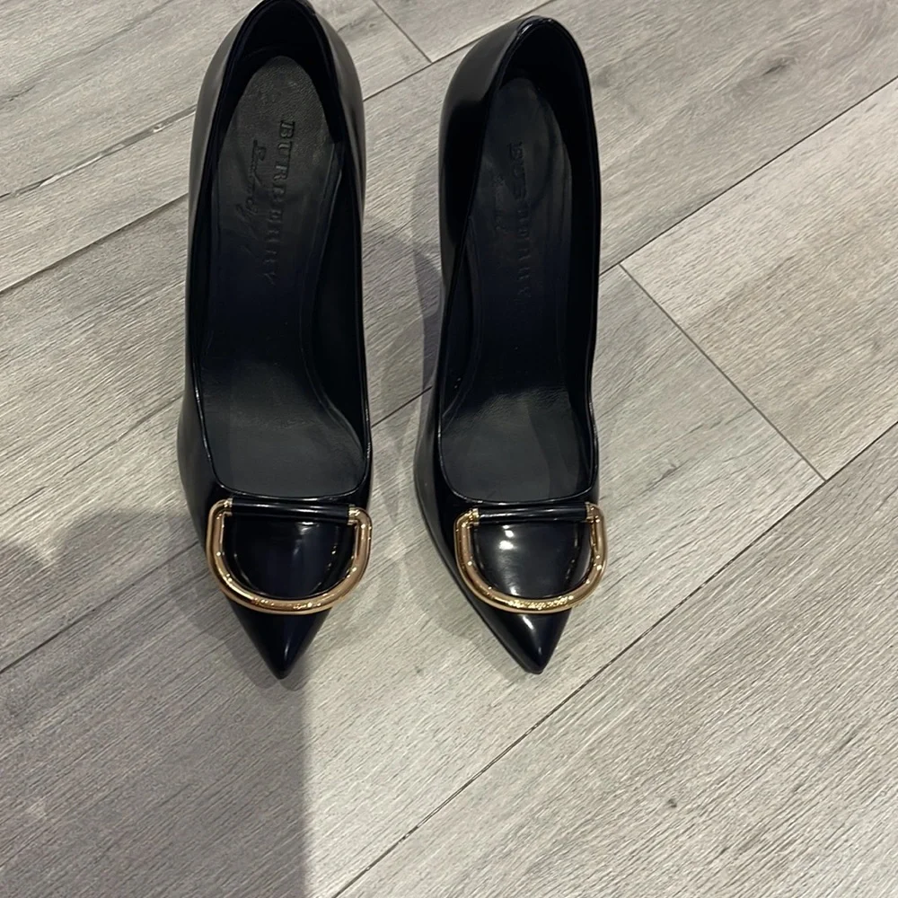 Burberry Flanagan D-Ring Pumps. Made in Italy. Size: US 8 1/2, UK 6, EUR 39 - Picture 10 of 16